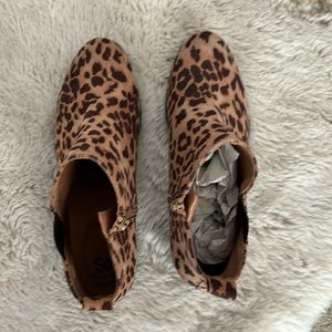 Cheetah angle memory form women’s size 8 never won’t excellent condition